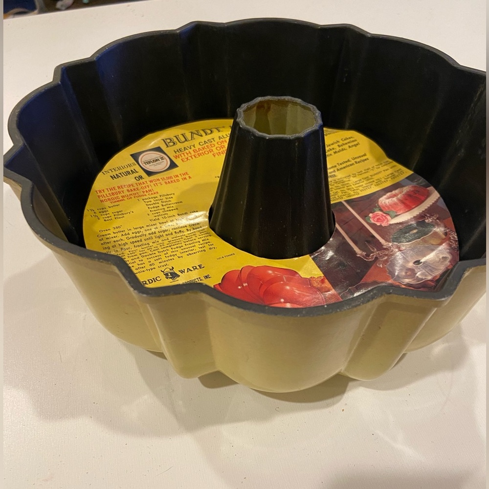 Vintage Yellow Cast Aluminum Bunt Pan